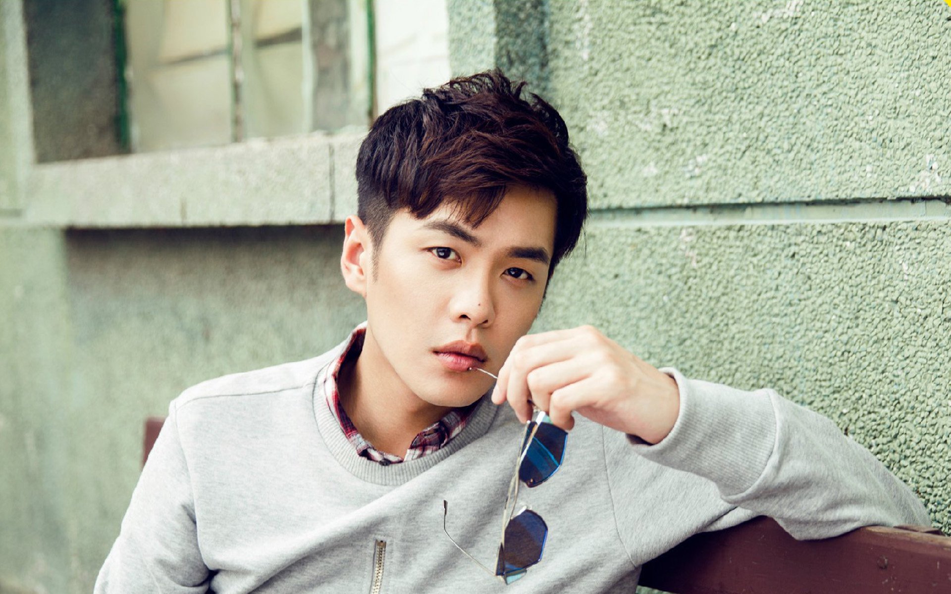 两座神殿,同一种沉静,从活塞掀翻太阳到约基奇欧冠封神,体育叙事中的非典型胜利