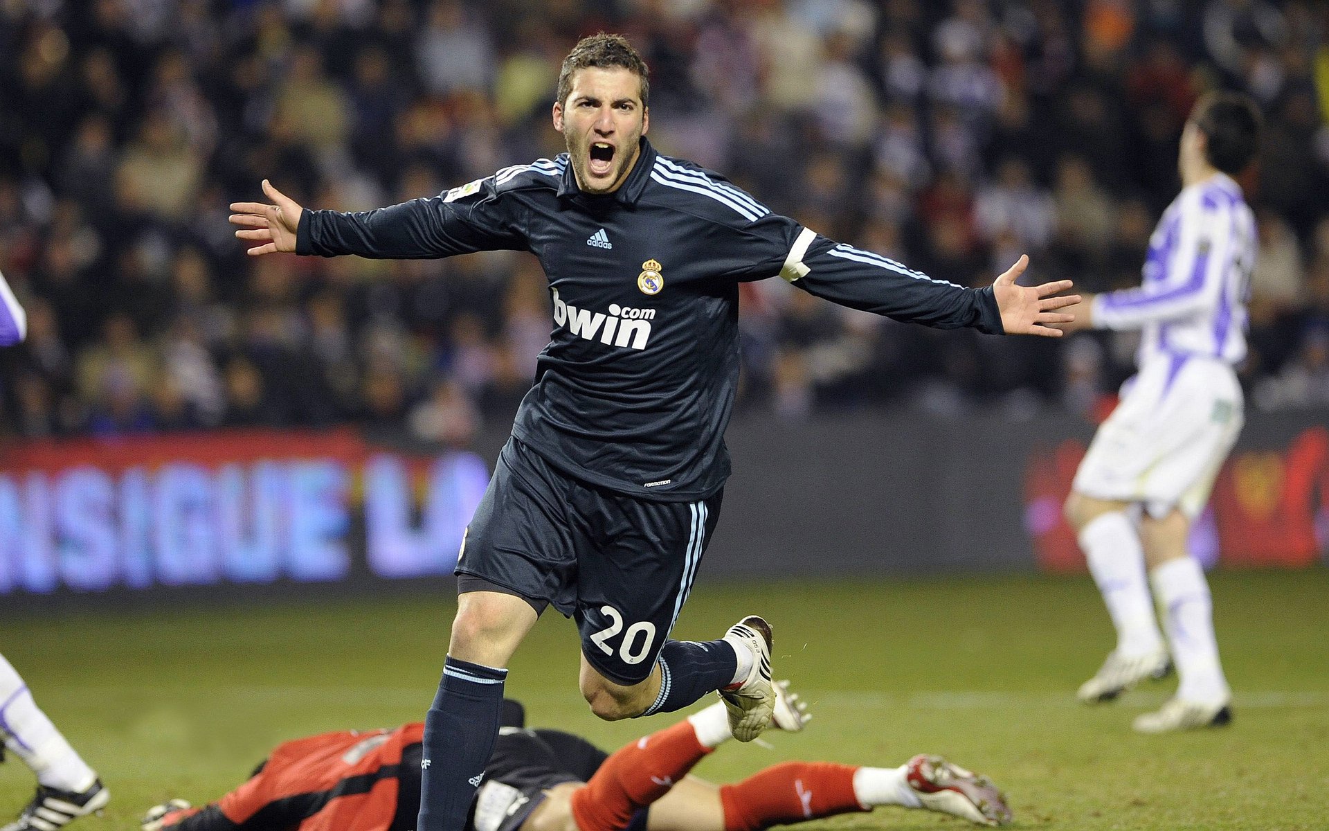 欧冠淘汰赛上演南半球风暴,新西兰神秘力量一波流带走马赛,战术革命还是偶然奇迹?